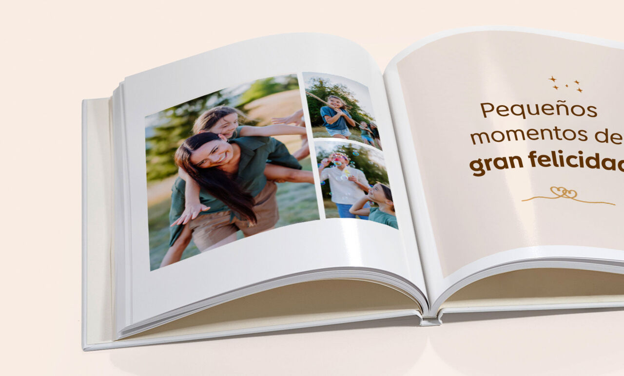 Álbum de fotos abierto con fotos de una pareja al aire libre y el texto "Pequeños momentos de gran felicidad"
