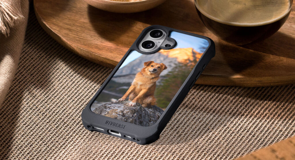 Carcasa para smartphone resistente con una foto de un perro de fondo. Protege tu móvil con las fundas de CEWE y Nivocase.
