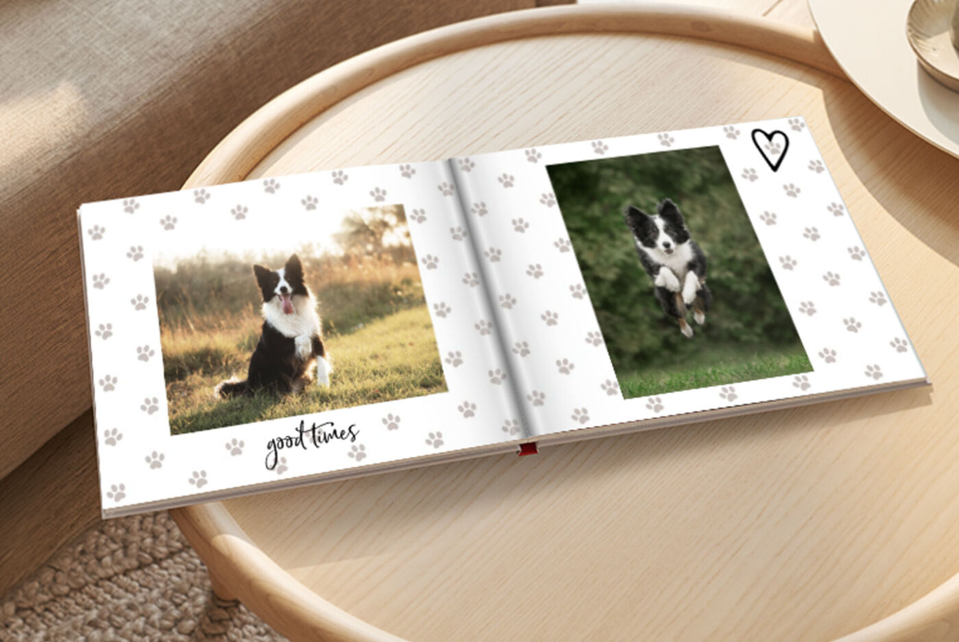 Álbum de fotos cuadrado abierto con fotos de perro border collie, diseño con huellas de patas y texto "good times"