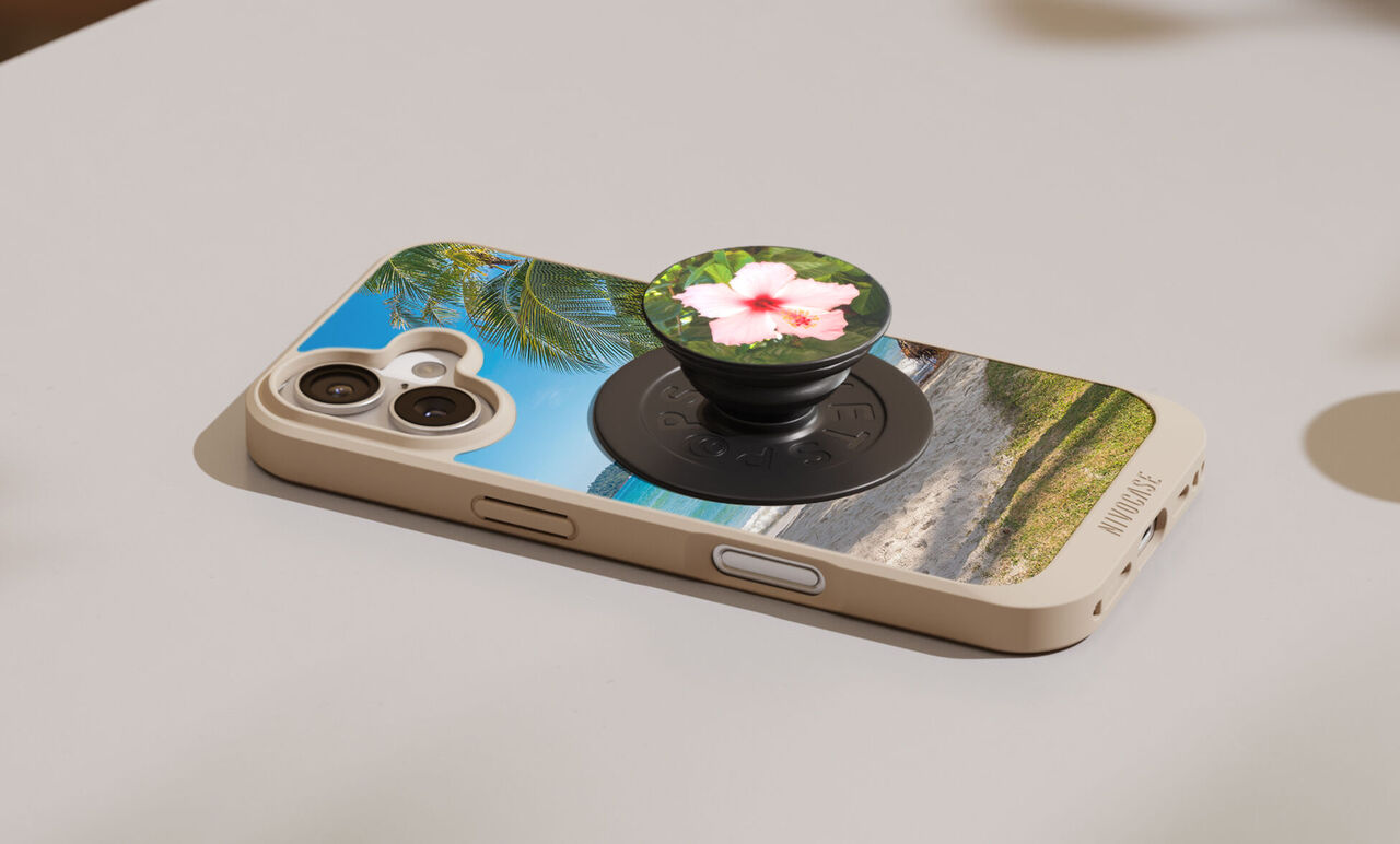 Popgrip en una funda personalizada de CEWE con una foto veraniega de fondo.