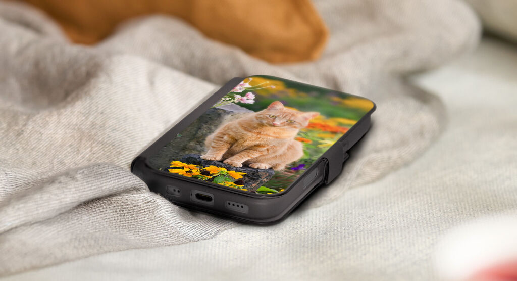 Funda personalizada con un gato de fondo en la parte del reverso de la carcasa.