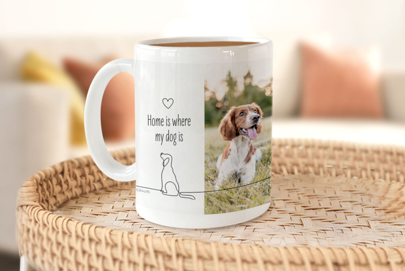 Taza blanca personalizada con foto de perro y frase "Home is where my dog is", con ilustración de perro dibujada.
