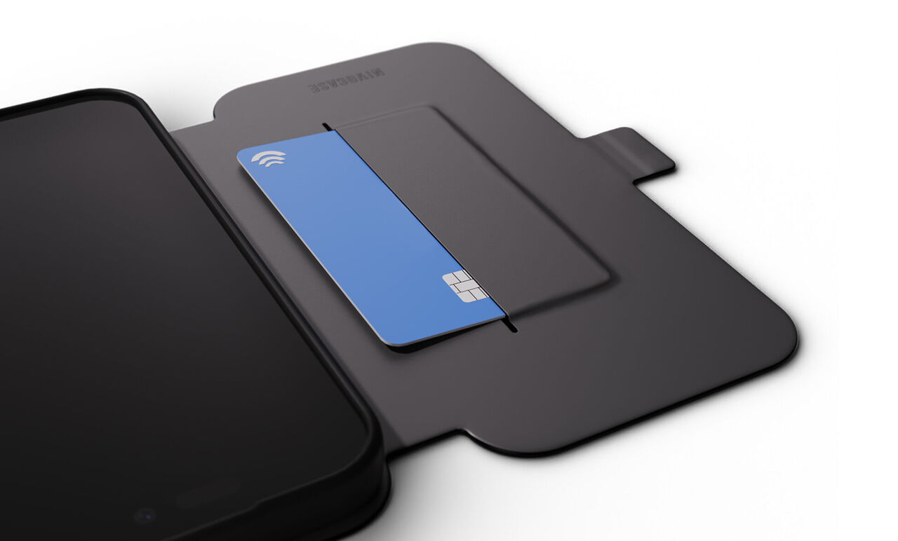 Tarjetero en una funda con tapa totalmente cerrada para móvil, aparece una tarjeta de crédito azul como ejemplo.