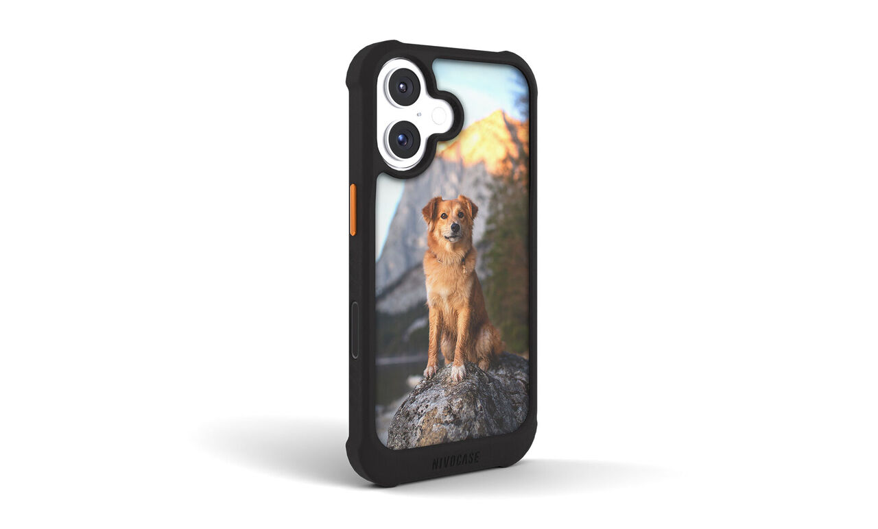 Funda de móvil personalizada con fotos Nivocase Max. Foto de un perro en el monte en la carcasa.