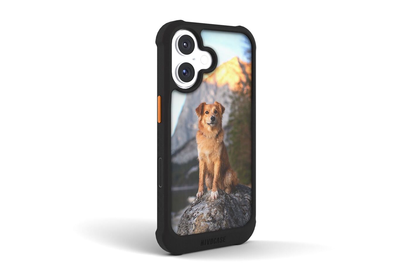 Funda de móvil personalizada con fotos Nivocase Max. Foto de un perro en el monte en la carcasa.
